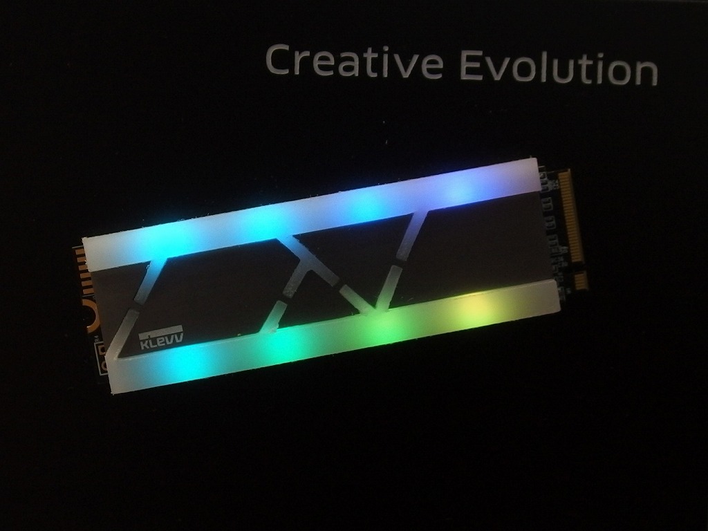 【COMPUTEX】基板上にLEDを搭載した光るNVMe M.2 SSDが、KLEVVブランドから登場 - エルミタージュ秋葉原