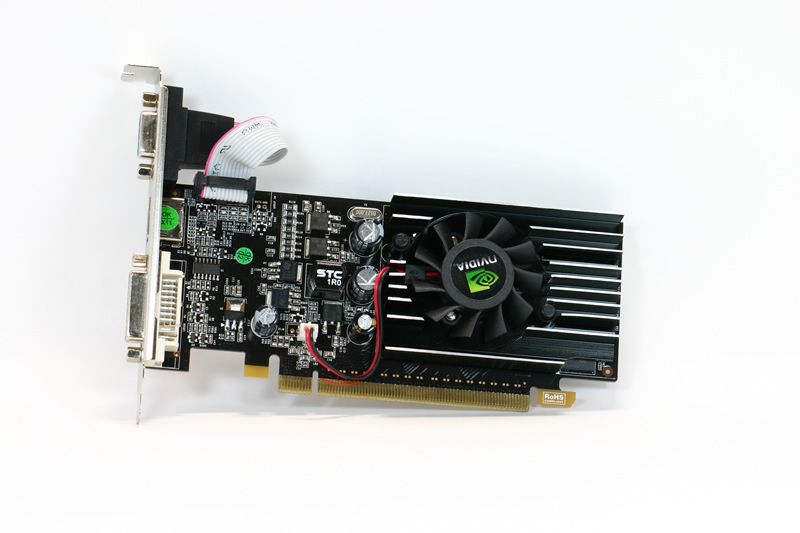 LowProfileサイズ、GeForce 210を搭載したグラフィックカード。冷却にはファンを利用する