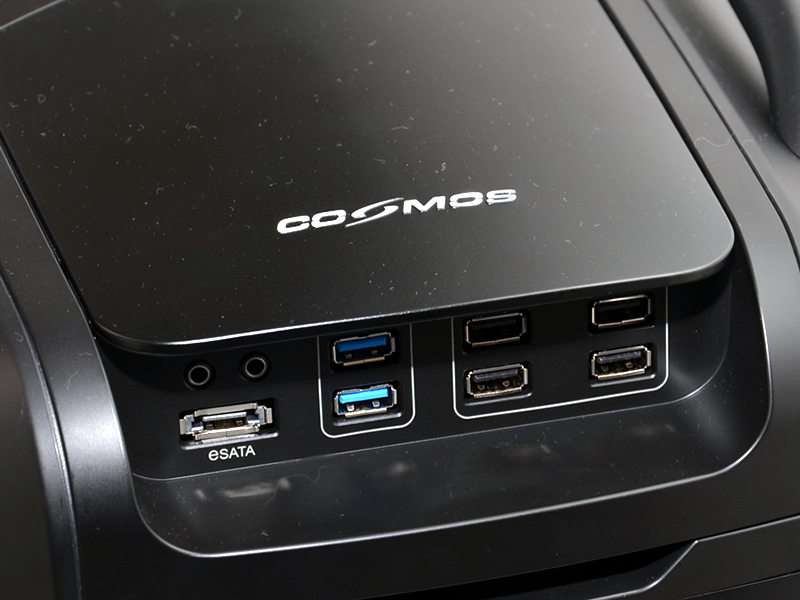 スライド開閉式トップカバーを開くと、電源スイッチ類が露わになる。またフロントパネル側はI/Oポート群のスペースに割り当てられており、USB3.0×2、USB2.0×4、eSATA×1、ヘッドフォン×1、マイク×1が装備されている