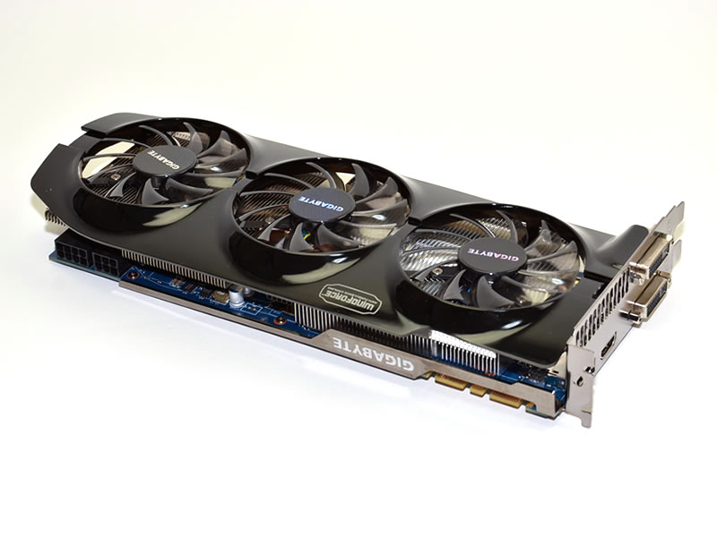 薄型の3連装ファンを搭載する大型クーラー「WINDFORCE 3X」を搭載する「GV-N680OC-2GD」