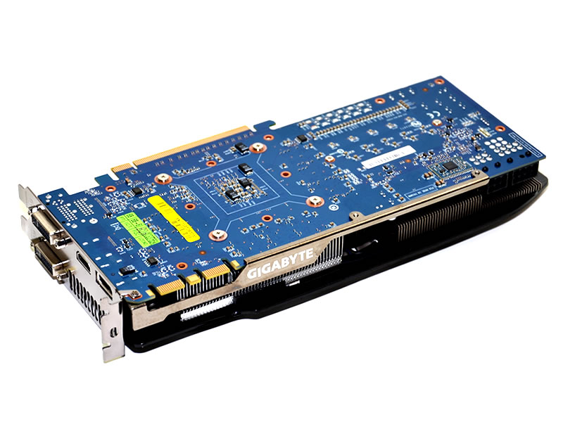 基板上部には2基のSLI用コネクタを備える。クーラーはGPU周囲の4箇所で固定。大型クーラーを支えるため、金属製フレームで補強されている