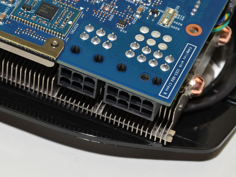 PCI-Express補助電源は8pin＋6pin構成。オーバークロックに伴い、リファレンス構成（6pin×2）より増強された