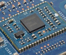 メモリはHynix製GDDR5「H5GQ2H24MFR」を計8枚搭載する