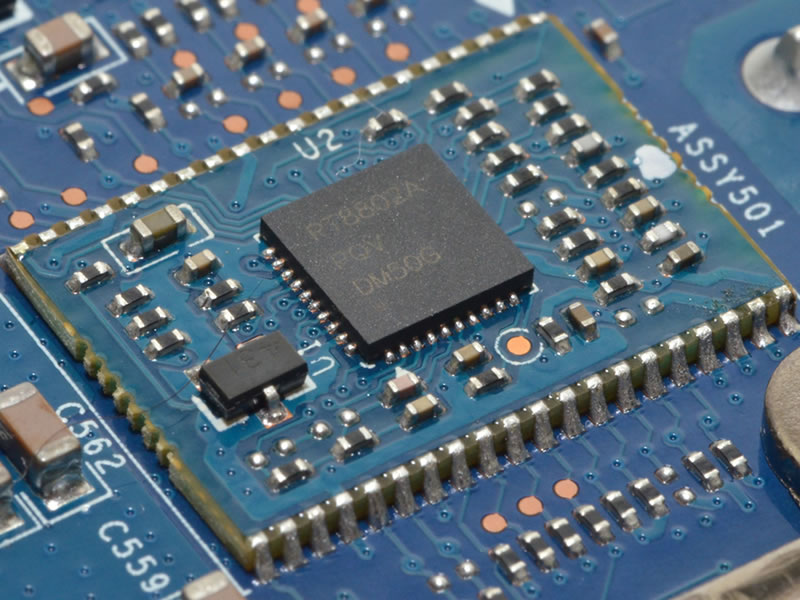 メモリはHynix製GDDR5「H5GQ2H24MFR」を計8枚搭載する
