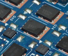 GPU電源用のMOSFET。普段は専用の小型ヒートシンクの下に隠されている