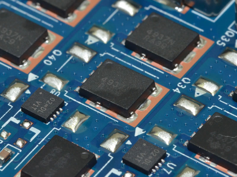 GPU電源用のMOSFET。普段は専用の小型ヒートシンクの下に隠されている