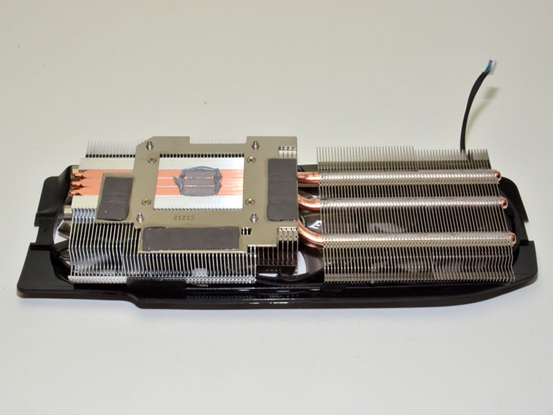  異なる形状のヒートシンクを組み合わせ、それらを3本のヒートパイプが貫くという構造の「WINDFORCE 3X」