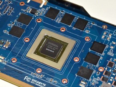 「Ultra Durable VGA」仕様の独自基板を採用する「GV-N680OC-2GD」。基板上には合計8枚のメモリチップを搭載する