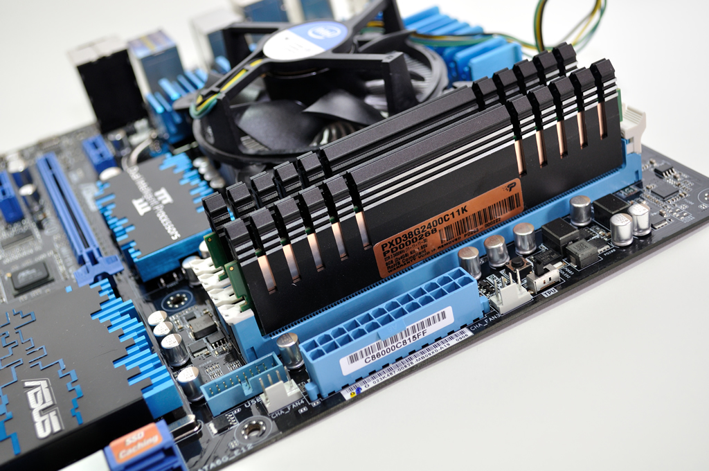 Patriot Memoryはマザーボードの動作確認リストが無いため、今回はメモリの安定動作に定評があり、PC3-19200（2400MHz）動作をサポートしているASUSTeK製のマザーボードを用意した