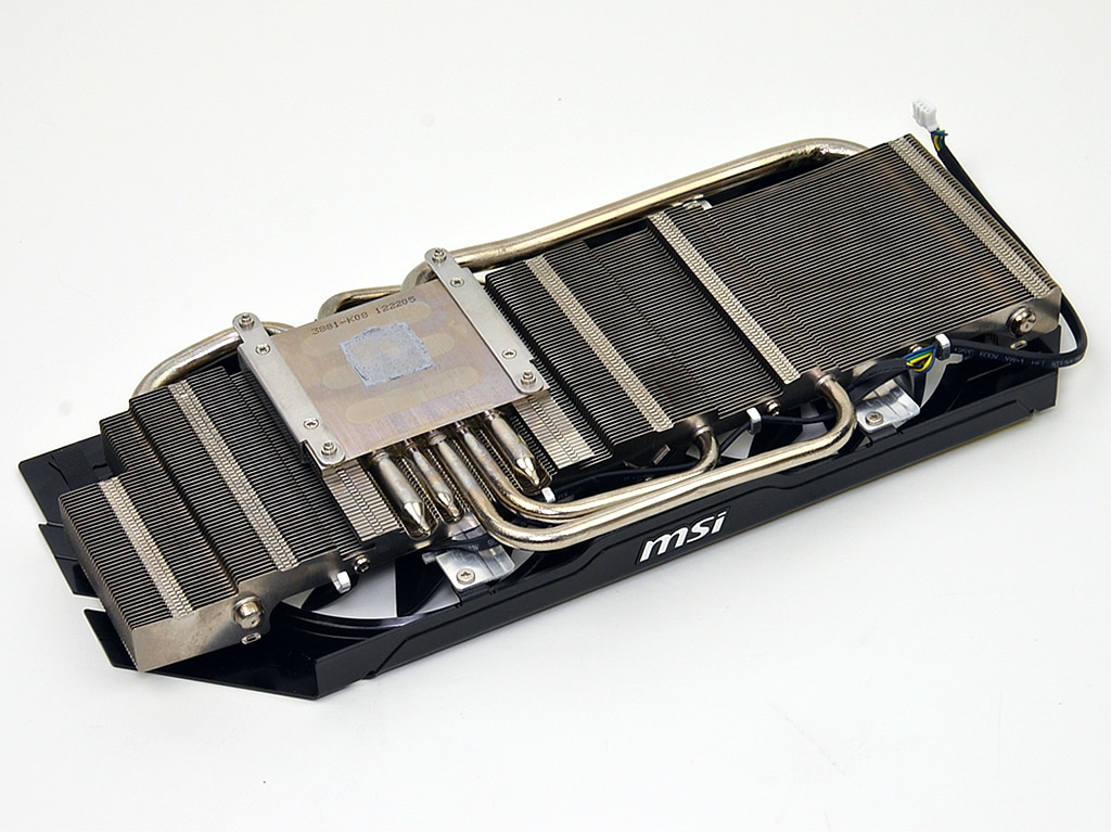 以前のレビューでも検証を行った「Twin Frozr IV」のヒートシンク部。受熱ベース部はニッケル処理が施された銅製。アルミニウム製放熱フィンを惜しげも無く幾重にも重ねることで、放熱面積は広大。リファレンスデザインのVGAクーラー比で－16℃の冷却能力を発揮する