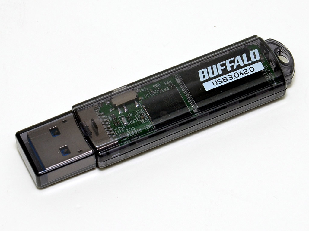 バッファローの「RUF3-C」シリーズ「RUF3-C16G-BK」（16GB）。スケルトンボディーを採用し、外したキャップを末端に差し込む事ができる