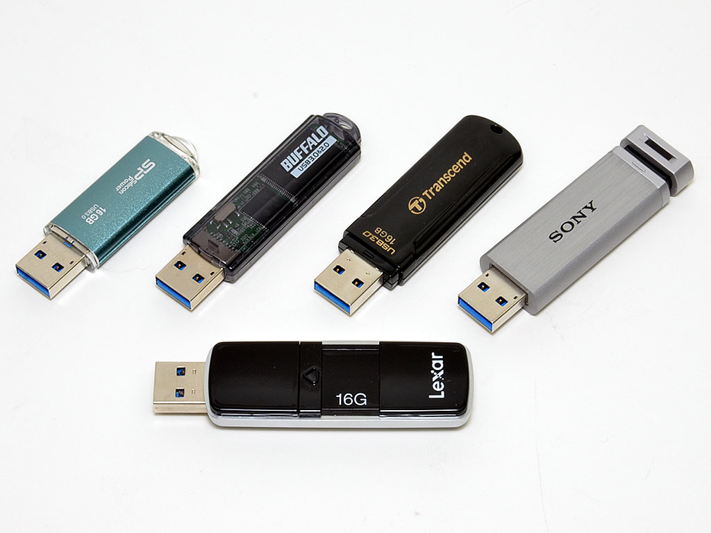 テストにあたって用意したレキサーとその他4モデルのUSB3.0対応フラッシュメモリ。どの製品もコネクタ部分がUSB3.0対応のブルーになっていることがわかる