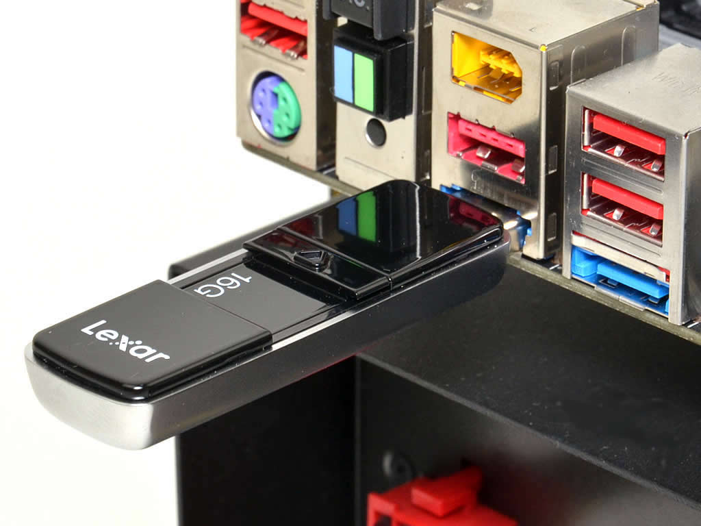 今や完全に普及した感のあるUSB3.0インターフェイス。一目で分かるブルーのポートに対応USBフラッシュメモリを挿せば、USB2.0世代とは違った速度が体験できる