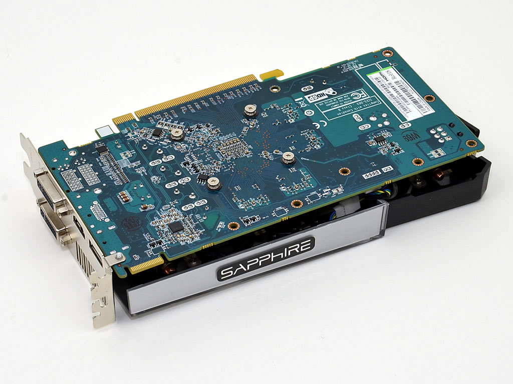「VAPOR-X」クーラーは4本のネジで基板上に固定されている