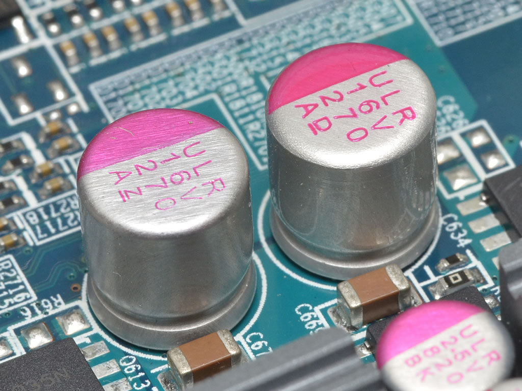 基板上に搭載されるコンデンサはすべてアルミ製電解コンデンサが採用されている