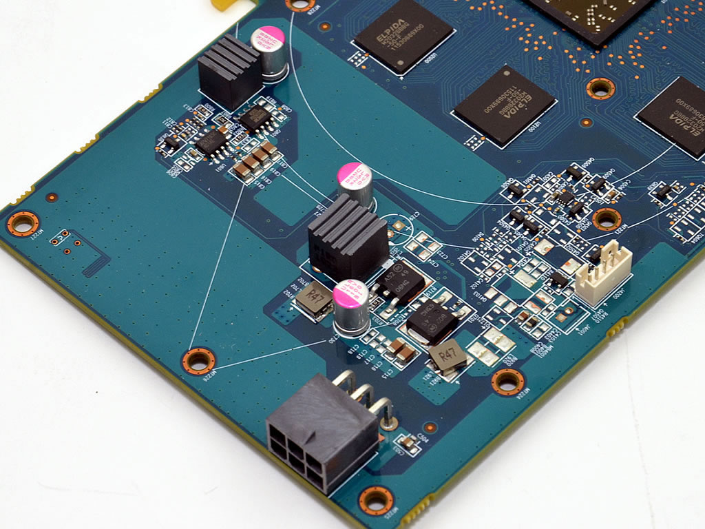 こちらはメモリ電源周り。基板末端には6pinのPCI-Express補助電源が確認できる