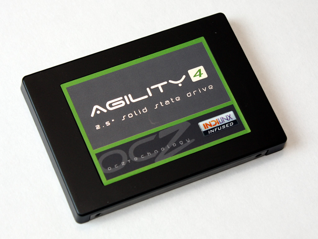 ABS樹脂カバーとアルミ製台座を組み合わせた外装ケース。本体カラーは基本的に「Agility 3」を踏襲している