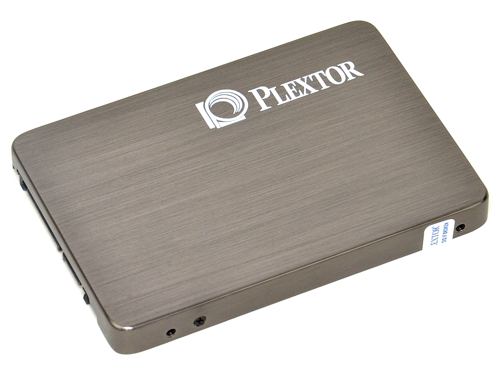 ヘアライン仕上げの表面にはPLEXTORブランドのロゴが刻印されている。なおケース厚は一般的な9.5mmでUltrabookのような薄型ノートには搭載できない