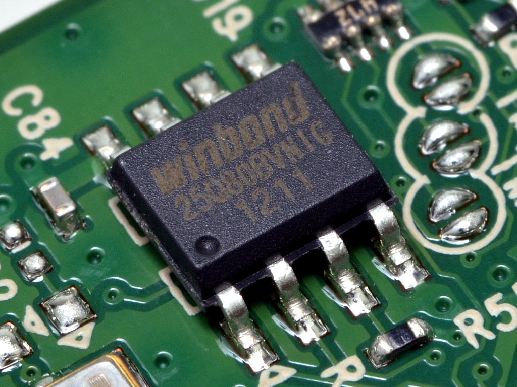 ファームウェア格納用と思われる8MbitフラッシュメモリWinbond製「W25Q80BVNIG」