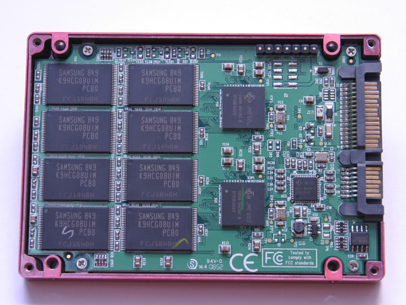 OCZ「OCZSSD2-1VTX120G」とまったく同様、SAMSUNG製の「K9HCG08U1M」が使われている