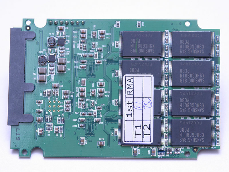 MLCのNAND Flashメモリで，1チップあたり64Gbit（8GB）でこれが表裏16チップ搭載され128GBの容量となる