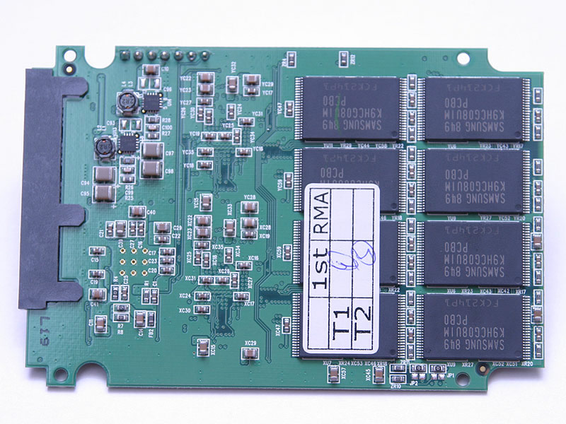 MLCのNAND Flashメモリで，1チップあたり64Gbit（8GB）でこれが表裏16チップ搭載され128GBの容量となる
