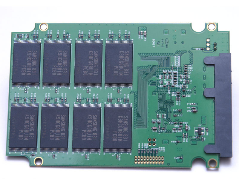 MLCのNAND Flashメモリで，1チップあたり64Gbit（8GB）でこれが表裏16チップ搭載され128GBの容量となる