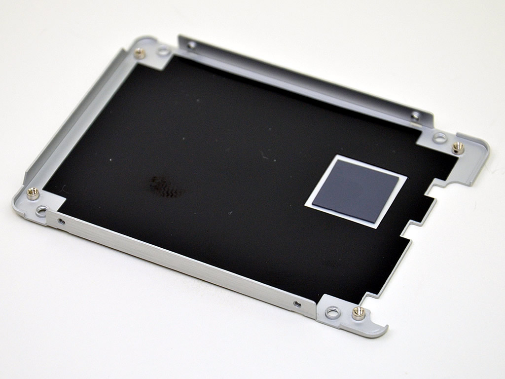 ケース裏側には絶縁用シートと、コントローラー冷却用のサーマルパッドが確認できる