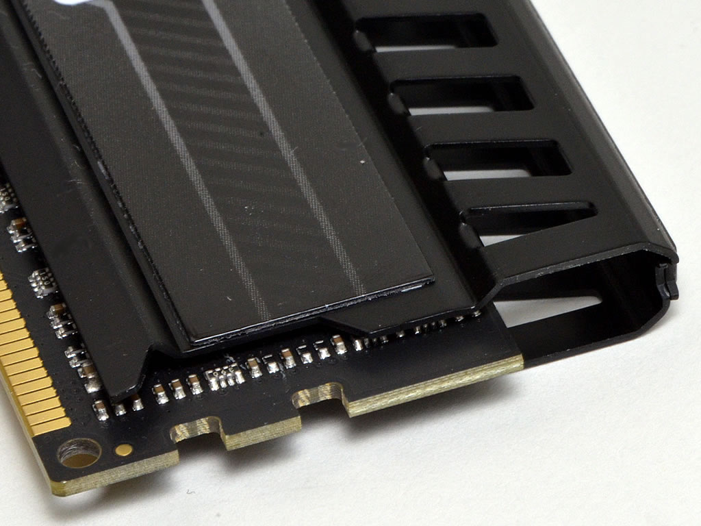 高級感を醸し出すブラックカラーのPCBを採用。近頃のマザーボートともマッチする。ヒートスプレッダ上部は楕円形で、風に当たる面積を増やしている