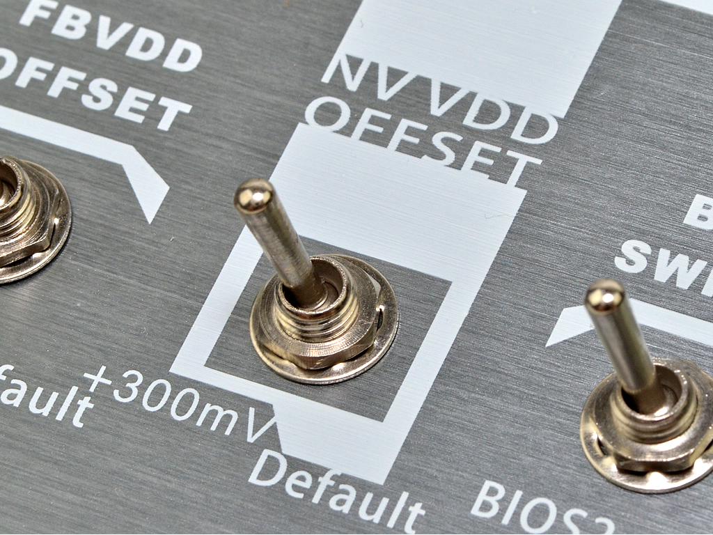 こちらはGPU VCore電圧を一気に300mV昇圧できる「NVVDD OFFSET」。空冷時使用禁止の危険なスイッチなので、環境によってはノータッチで終わる場合も