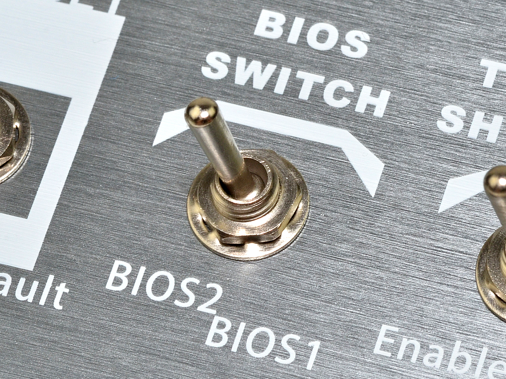 BIOSの切り替えを瞬時に行える「BIOS SWITCH」