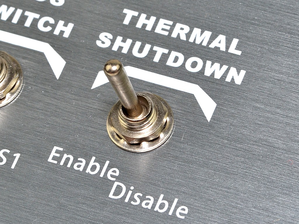 グラフィックスカードの温度が危険域まで上昇した際に自動でシャットダウンしてくれる「THERMAL SHUTDOWN」スイッチ