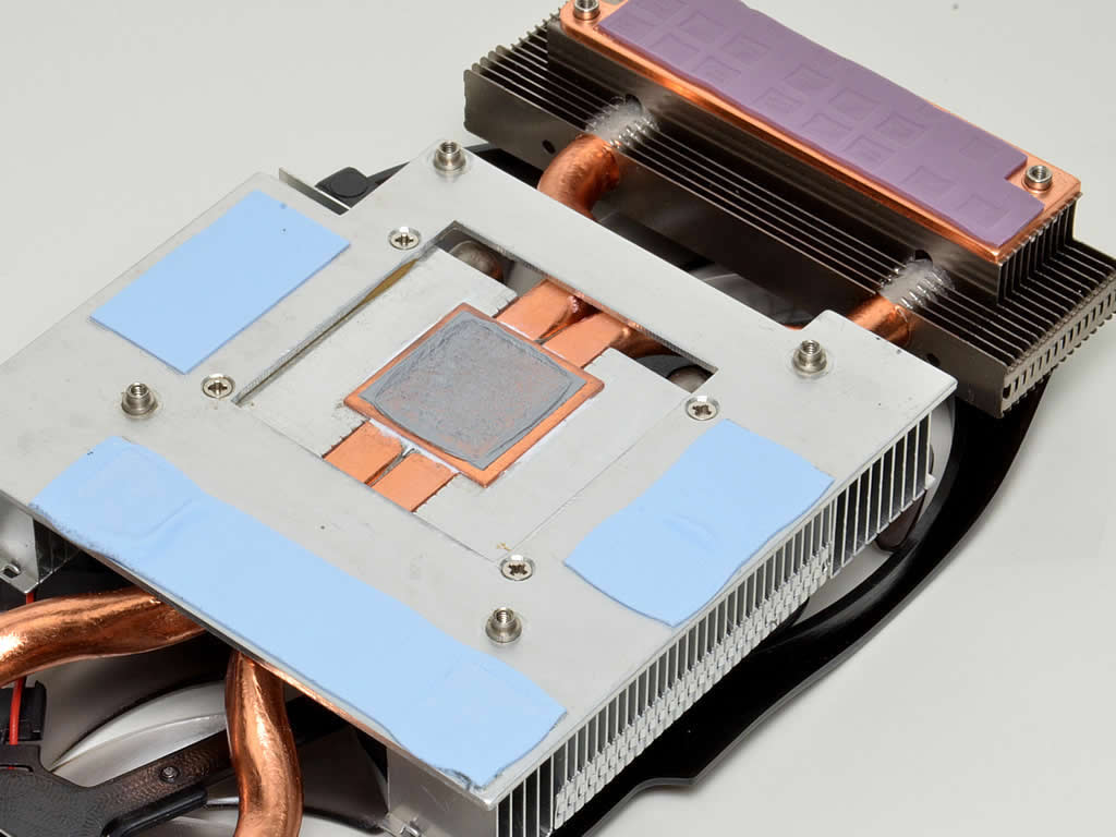 GPUの熱はヒートパイプを使いヒートシンク全体に拡散。メモリの熱は受熱ベースから直接中央のヒートシンクへと移動される