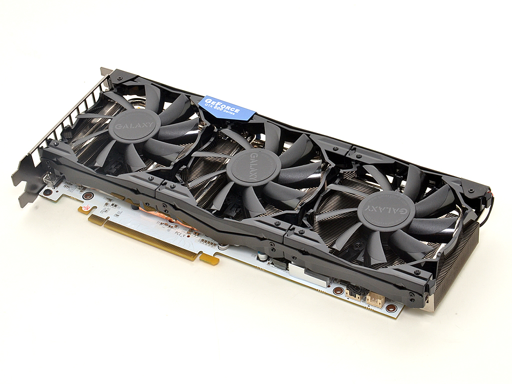 3連装ファン搭載の高性能クーラーを装備する「GTX680-SOC WHITE」。ブラケット幅に収まるサイズのため、やや細長い印象を受ける