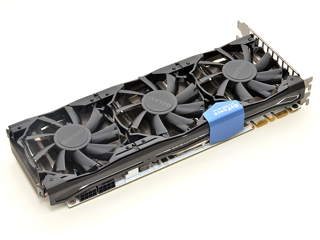補助電源は8pin×2構成。なお、カード内部にはホワイトLEDを搭載するため、通電時はカード側面にGALAXYのロゴが浮かび上がる