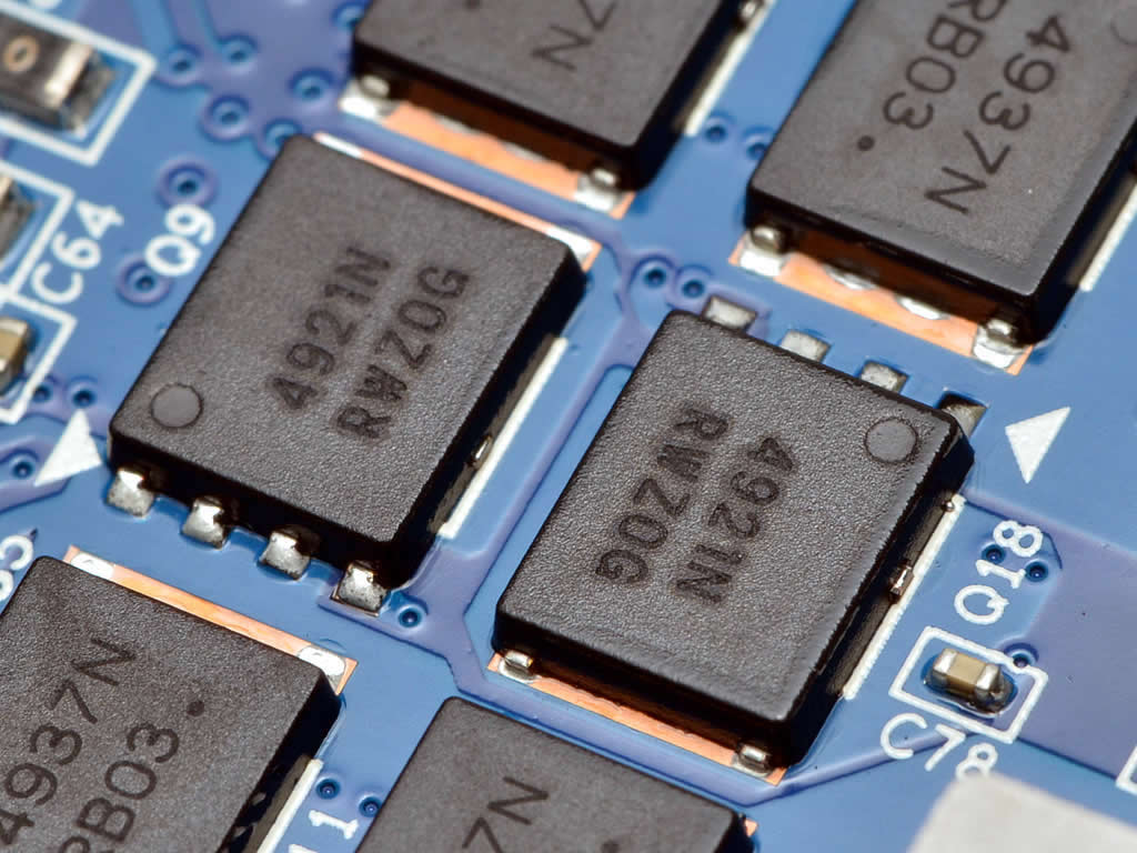 電源周りのMOSFETには、スイッチングロスの少ないOn Semiconductor「4921N」と「4937N」を搭載