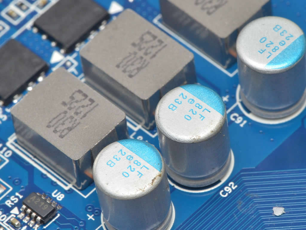 「Ultra Durable VGA」で規定されている通り、コンデンサはすべてアルミ固体コンデンサ。チョークコイルもフェライトコアチョークのみ搭載されている