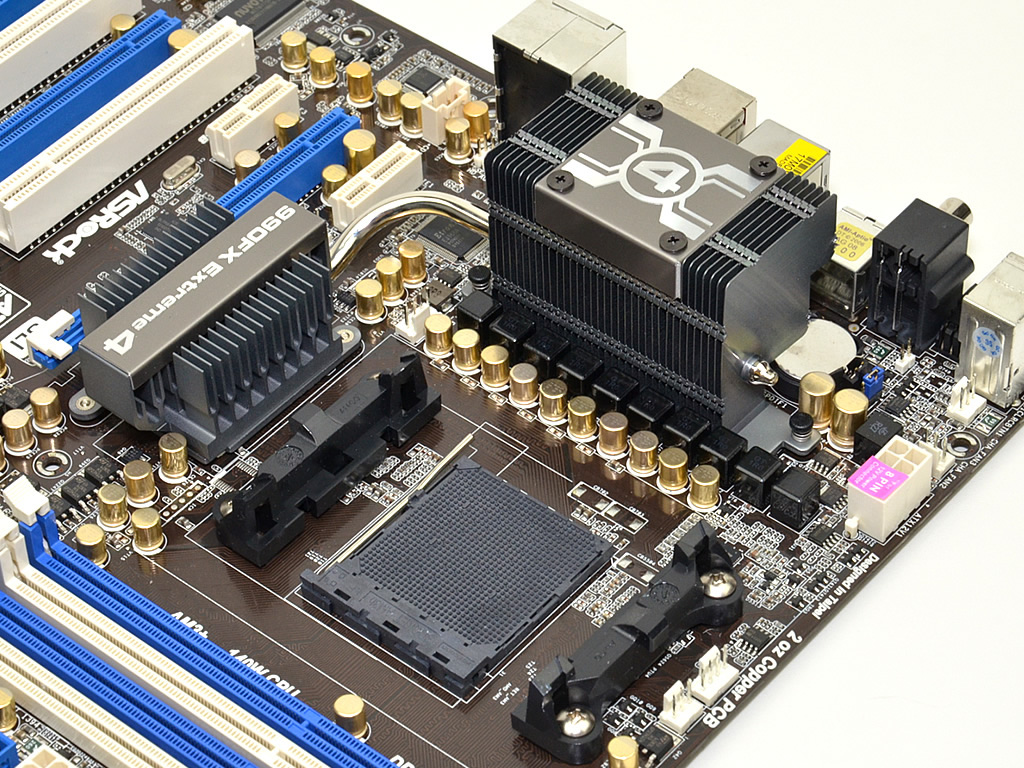整然と配置されたゴールドコンデンサや大型ヒートシンクなど豪華なCPUソケット周り