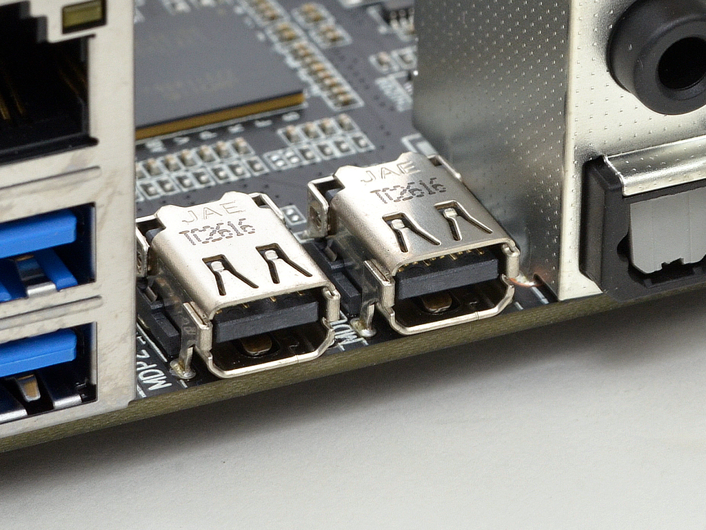 片方向最大10Gbps（双方向20Gbps）の高速転送を実現するThunderboltポート。コネクタ形状はmini DisplayPort互換でディスプレイ出力にも対応