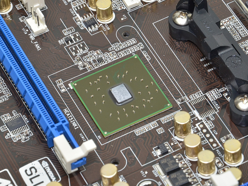 PCI-Express2.0を42レーン備える最上位チップセットAMD 990FX