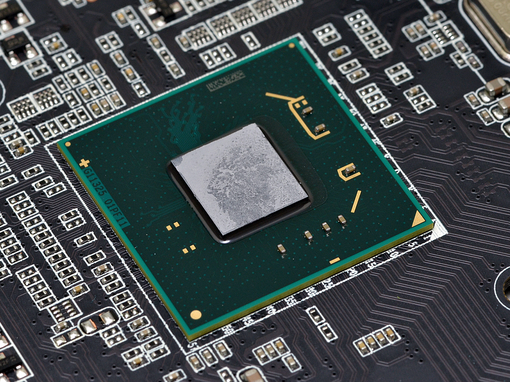 主にサウスブリッジの機能を備えたIntel Z77 Express。TDPは6.7Wとそれほど高くない