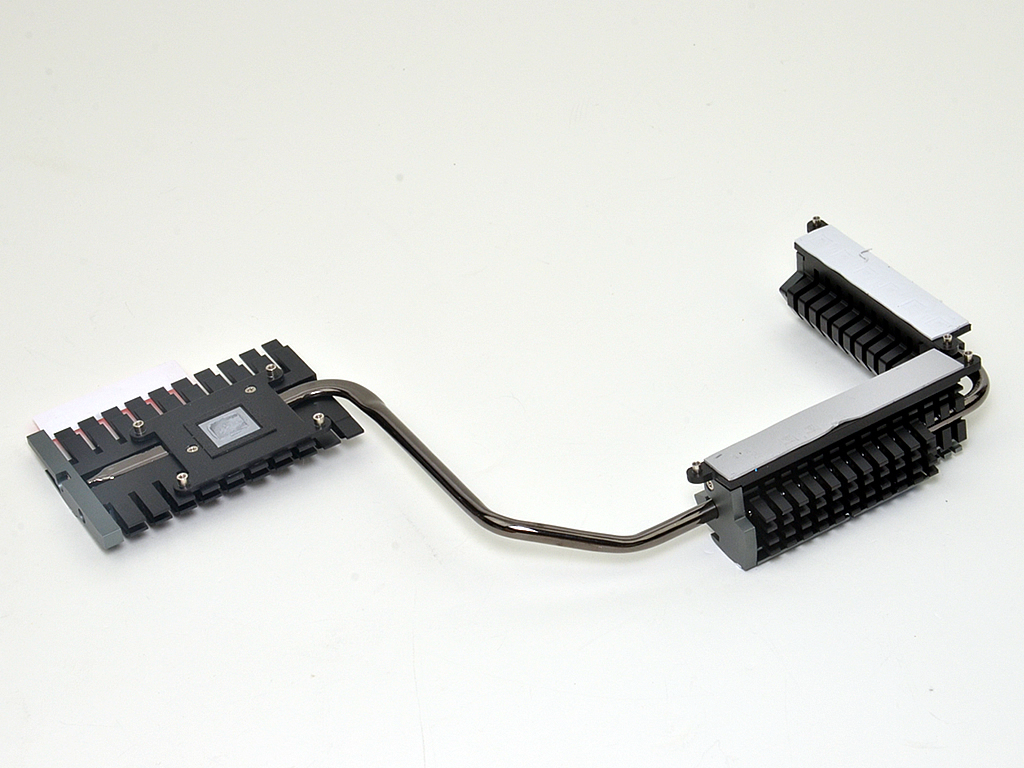 ヒートパイプで一体化されたヒートシンク。都合8本のネジでマザーボードに固定されていた