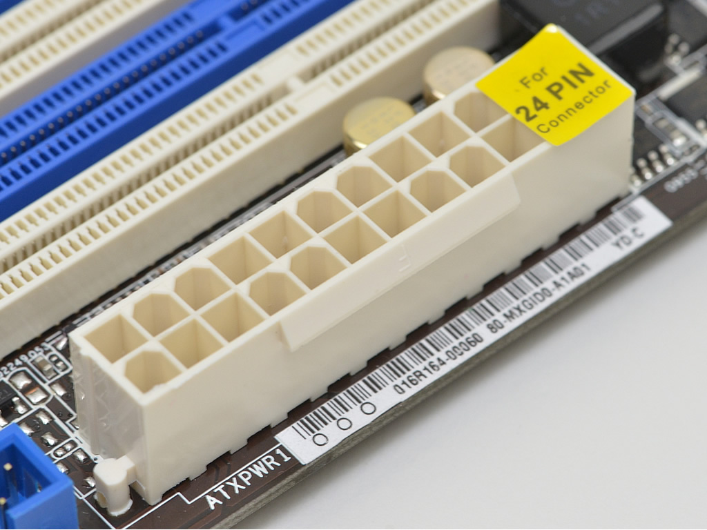 ATX 24pinコネクタ。20pin電源ユニットを使う場合の誤挿入を防ぐため、不要4pinにはカバーシールが貼り付けられている