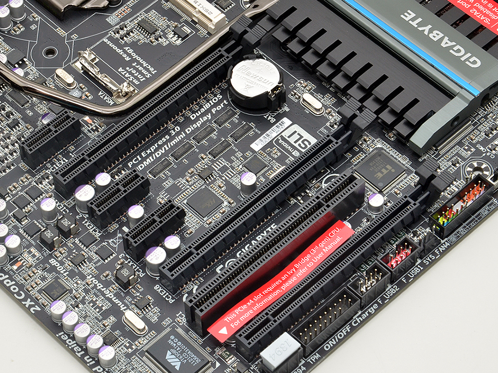 基板にあわせてブラックで統一された拡張スロット。最近では非搭載のマザーボードも多いPCIスロットも1本用意