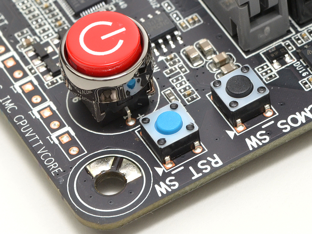 後半のテストセッションで重宝したクイックボタン。特にワンプッシュでUEFIを初期化できるCMOS SWは非常に有用