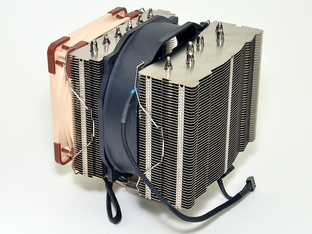 標準搭載の140mmファンに加え、さらに2基の冷却ファンを追加搭載する事ができる。なお製品サイトには「120mm/140mmファンが増設可能」と記載されているが、ワイヤークリップは120mm口径ファンネジピッチ専用。せっかくならば140mmファンを選択したいところだが、通常のスクエア形状で120mmファンネジピッチを探すのは困難。編集部にも手持ちがなかったため、やむなく120mm口径ファンを搭載させてみた。余談だが、ネジピッチに関する注意事項は記載がなく（さらにリブ無しである必要があり、その記載も無い）、極めて不親切。きちんとマニュアルにも記載すべきだ
