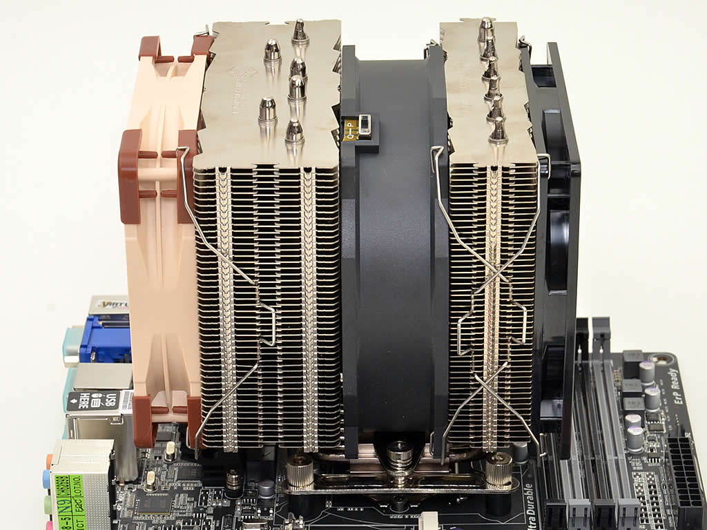 メーカー製品画像を見ると、標準140mmファンの固定は、幅が広い側のヒートシンクにワイヤーを掛けているが、3基で運用する場合、これを幅が薄い側のヒートシンクに付け替えなければワイヤー同士が干渉してしまう。増設方法および搭載イメージは明記されておらず、これには筆者も頭を悩ませ、メーカーに確認をとったほど。少し考えれば分かることながら、これも極めて不親切。もう少しユーザー目線に立ってほしいところだ