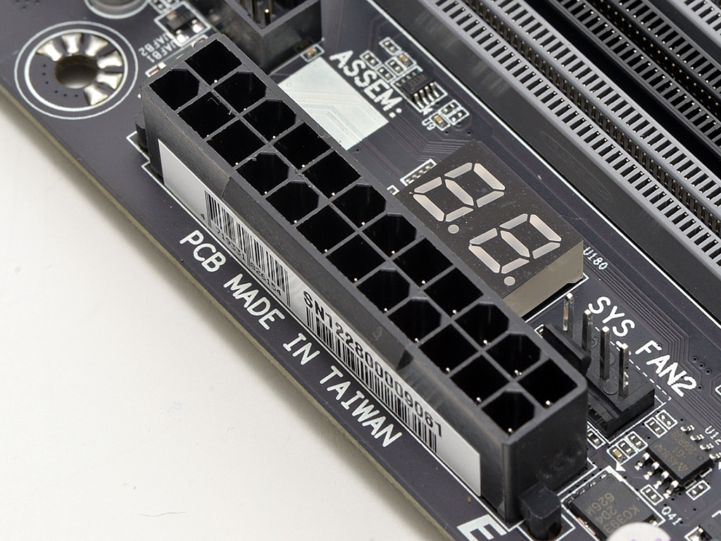 ATXコネクタは一般的な24pinコネクタ