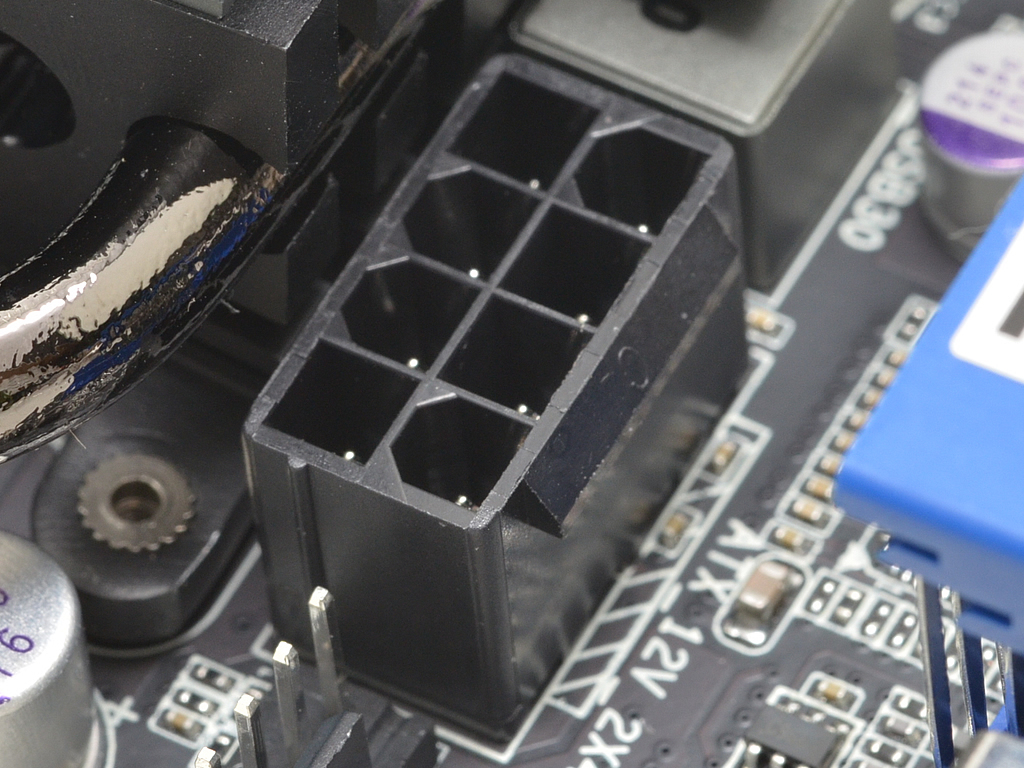 ATX12Vは、オーバークロックによる消費電力増加でも安定した出力が行える8pinコネクタ