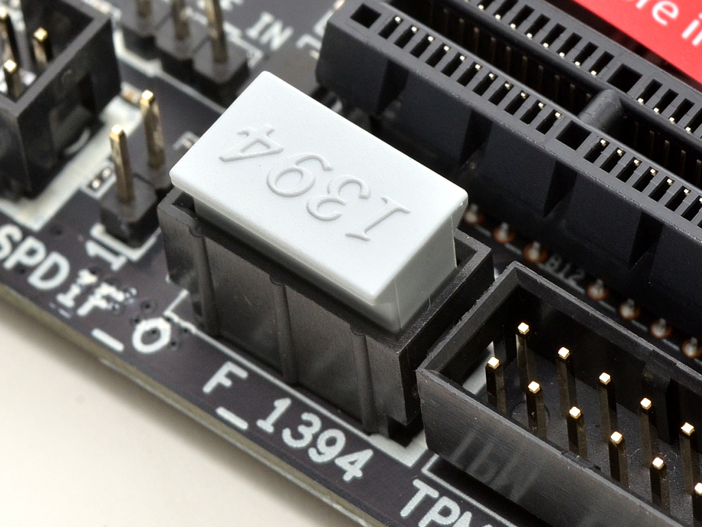 USB3.0やeSATAに押され気味のIEEE1394だが、MOやモバイルHDDではまだまだ現役